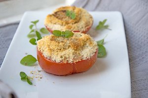 Tomatenhälften mit Brösel