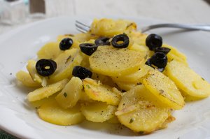 Bratkartoffeln mit schwarzen Oliven