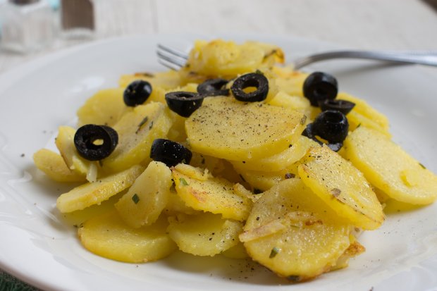 Bratkartoffeln mit schwarzen Oliven