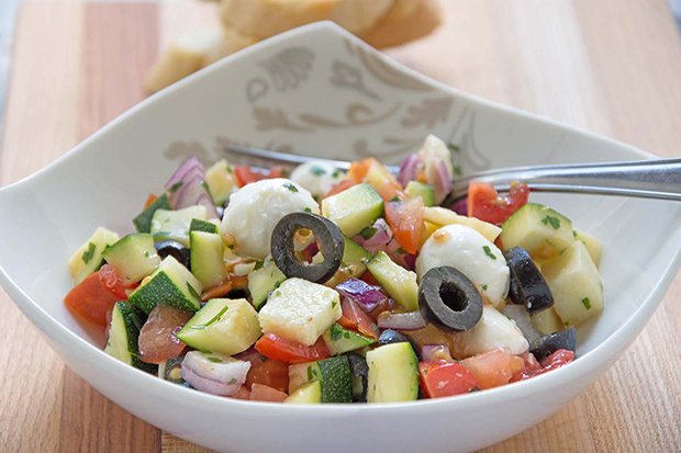 Tomaten-Mozzarella-Antipasti - Salat