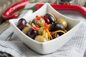 Eingelegte Oliven mit Knoblauch