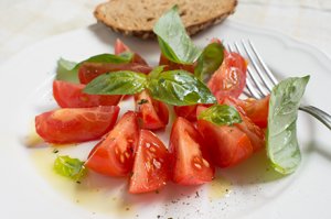 Tomatensalat mit Basilikum