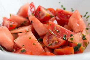 Tomatensalat mit Wassermelone