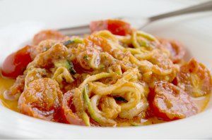 Zucchetti Spaghetti mit Tomatensauce