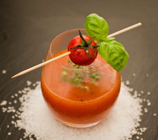 Tomatensuppe aus gebackenen Tomaten mit Olivenöl und frischen Kräutern