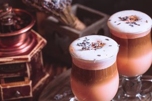 Kokos-Latte mit Lavendelsirup