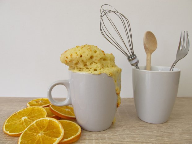 Becherkuchen aus der Mikrowelle mit Orangenschalen