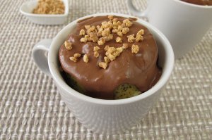 Becherkuchen mit Schokoladenglasur und Mandelstreusel
