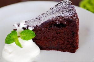 Schokoladenkuchen mit Schwarzer Sapote