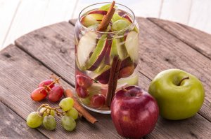Infussionswasser mit Weintrauben und Äpfeln