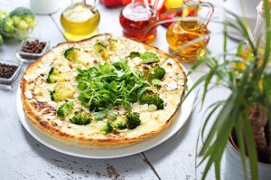 Vegetarische Pizza mit Broccoli, Mandeln und Mozzarella