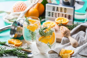 Hard Seltzer Drink mit Orange und Rosmarin