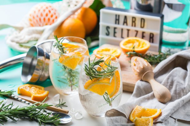 Hard Seltzer Drink mit Orange und Rosmarin