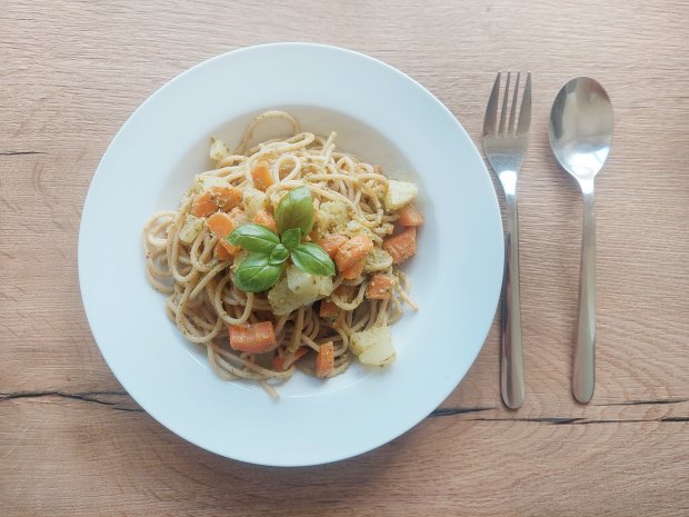 Spaghetti mit Basilikum-Pestosauce