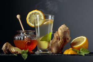 Erkältungsgetränk mit Honig und Ingwer