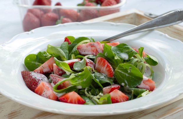 Nüsslisalat mit Erdbeeren