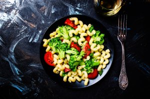 Meal Prep - Pasta mit Broccoli, Tomaten und Parmesan-Sauce