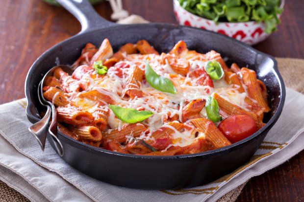 Schneller Pastaauflauf Caprese mit Tomaten und Mozzarella