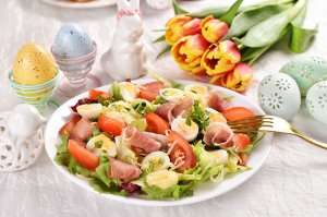 Salatteller mit Wachteleiern