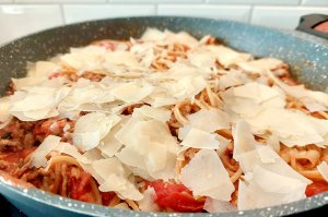 Spaghetti mit Tomaten-Parmesan-Sauce