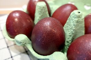 Eier färben mit Rotwein