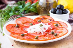 Tomaten-Carpaccio mit Kapern