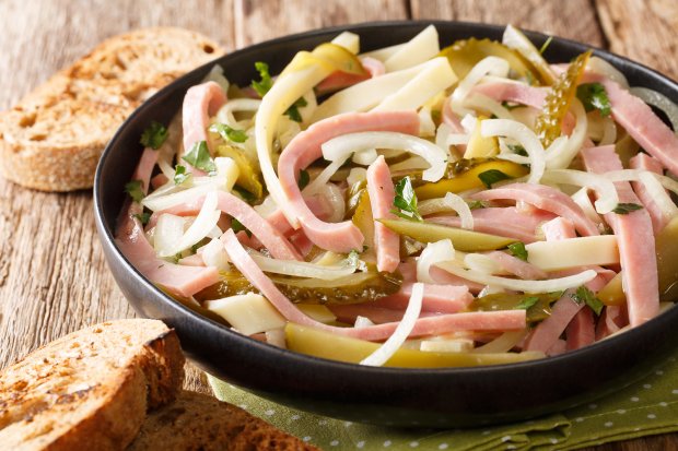 Veganer Wurst-Käse-Salat