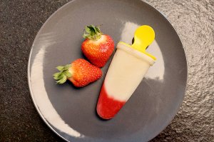Joghurt-Erdbeer-Glace am Stiel