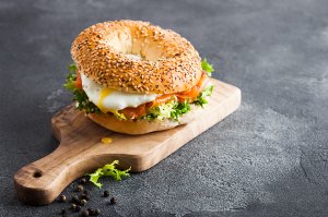 Gesundes Bagel-Sandwich mit Lachs und Ei