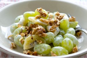 Kiwibeeren-Bowl mit Weintrauben und Joghurt