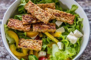 Einfacher Tempeh-Salat