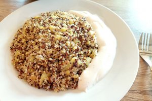Quinoa-Kartoffel-Pfanne mit Joghurtsauce