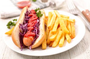 Hotdogs vom Grill mit Krautsalat