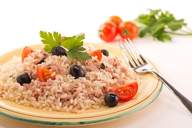Reissalat mit Thon und Gemüse