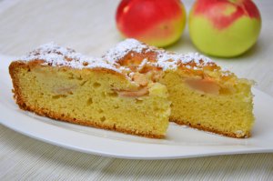 Russischer Kuchen mit Äpfeln