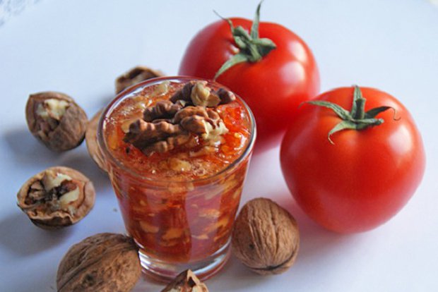 Konfitüre-mit-Tomaten-und-Baumnüssen