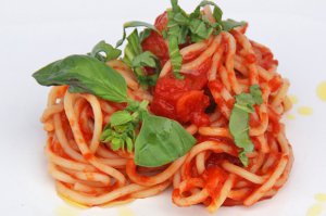 Spaghetti mit kalter Tomatensauce