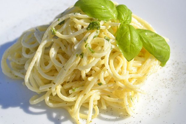 Spaghetti in Basilikum-Frischkäse Sauce
