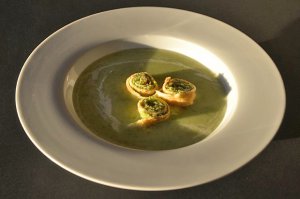 Broccolicremesuppe mit Crêpe Rouladen