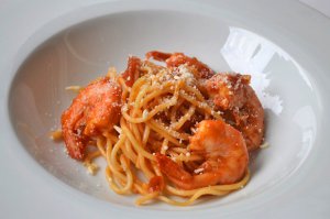 Spaghetti mit scharfer Tomatensauce und Garnelen
