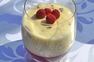 Straciatella Vanille Dessert auf Himbeergelee