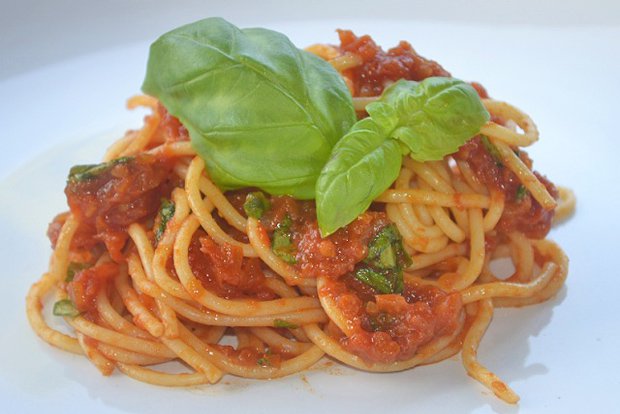 Spaghetti mit frischer Tomaten-Basilikum-Sauce - Rezept - GuteKueche.ch
