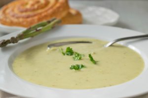 Cremige Suppe mit grünen Spargeln