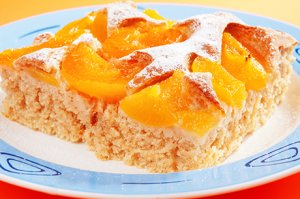 Veganer Aprikosenkuchen mit Reismilch und Vollrohrzucker