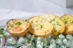 Knackige Ofenkartoffeln mit grünem Bohnensalat