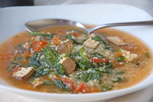 Bulgur-Suppe mit Gemüse und Tofu