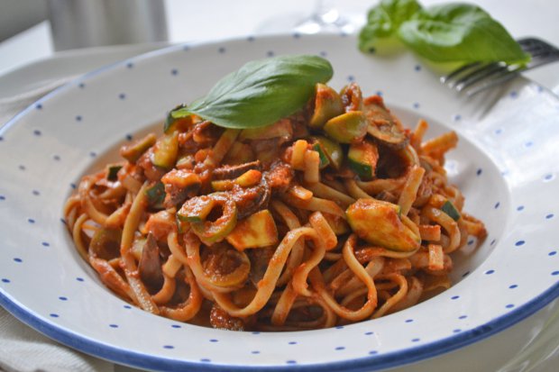 Spaghetti con Tomatensauce und Gemüse