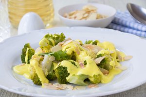 Currycreme mit Broccoli und Mandelblättli
