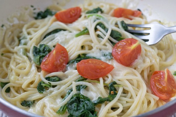 Dinkelspaghetti mit Blattspinat und Mozzarella