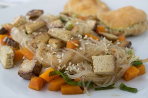 Gebratenes Gemüse mit Tofu und Glasnudeln im Wok